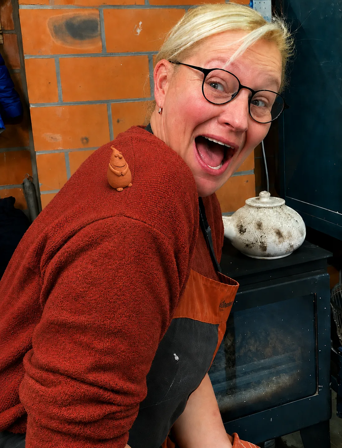 Ingrid Dirix met de mascotte van het kleiatelier